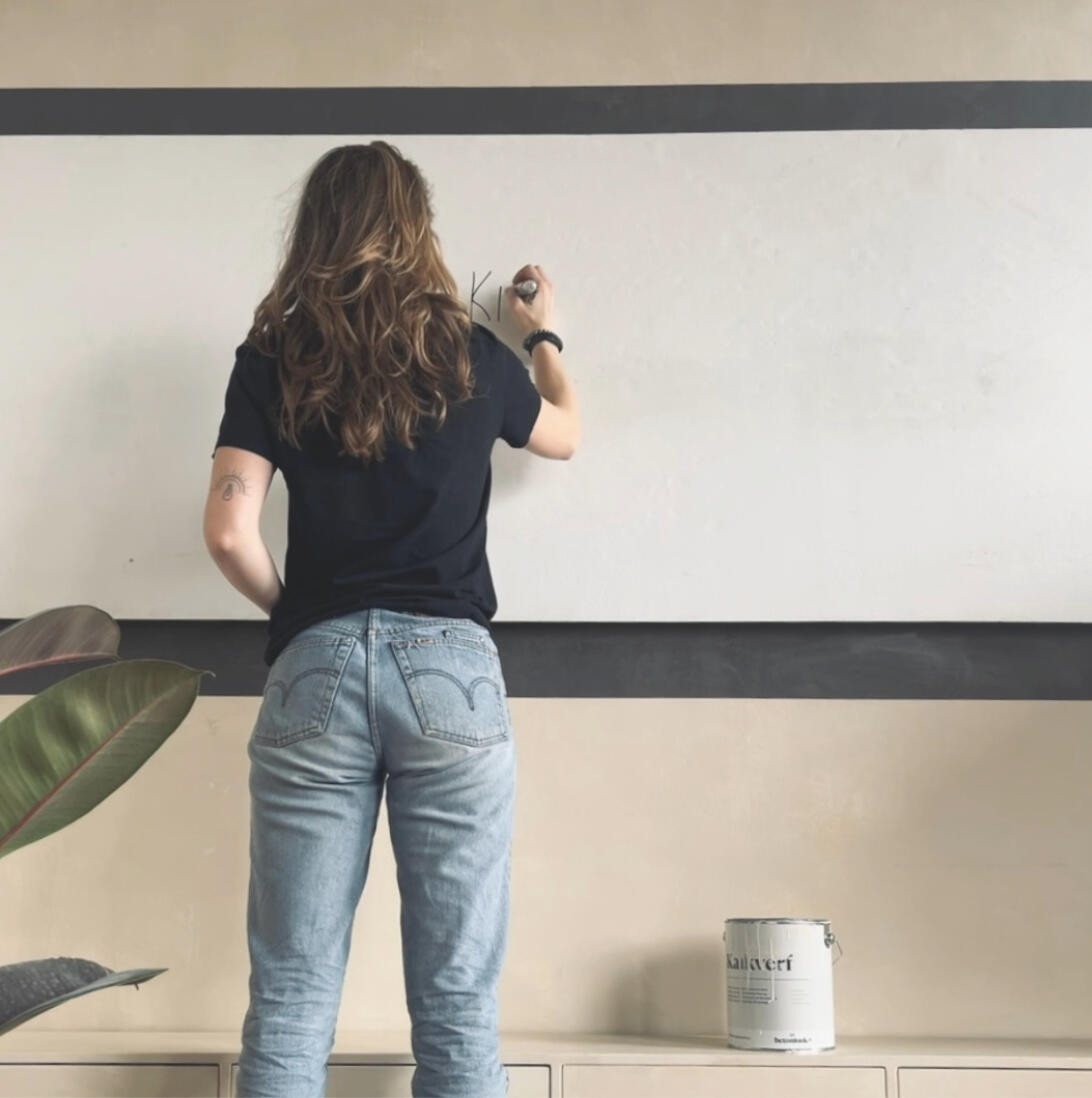 foto van mij met een white board of post its